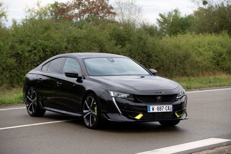 Une 508 Peugeot hybride rechargeable de 360 chevaux