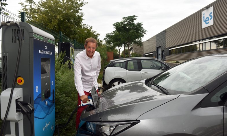 Bornes de recharge rapide : IES Synergy obtient une subvention de 3,4 millions d’euros