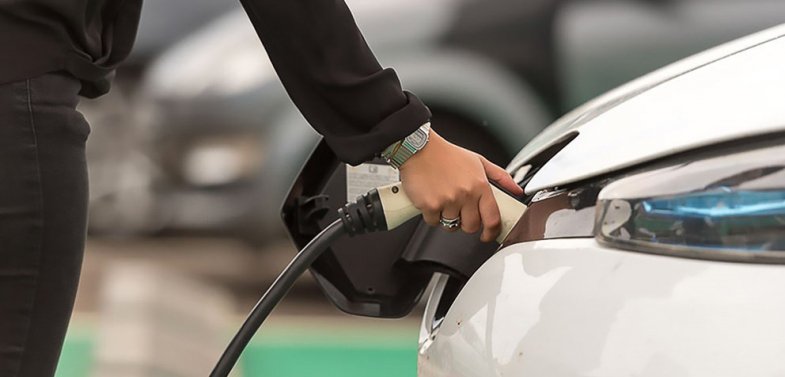 Voitures électriques : l'industrie et des ONG demandent plus de bornes dans l'UE