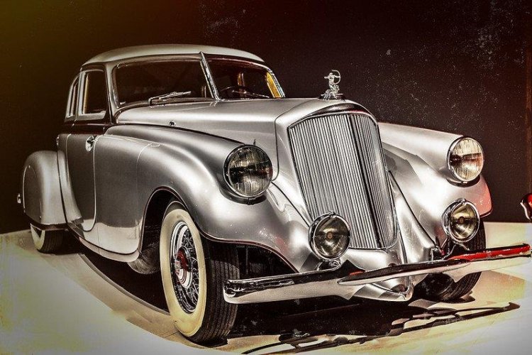 Cupidon, Carole, Valentin et les voitures.