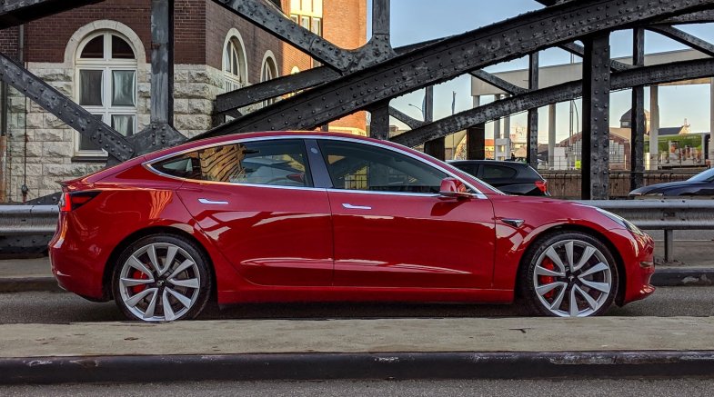 Dacia et Tesla se distinguent sur un marché automobile toujours sinistré