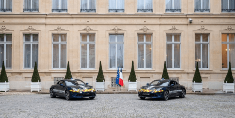 Deux premières Alpine remises à la gendarmerie