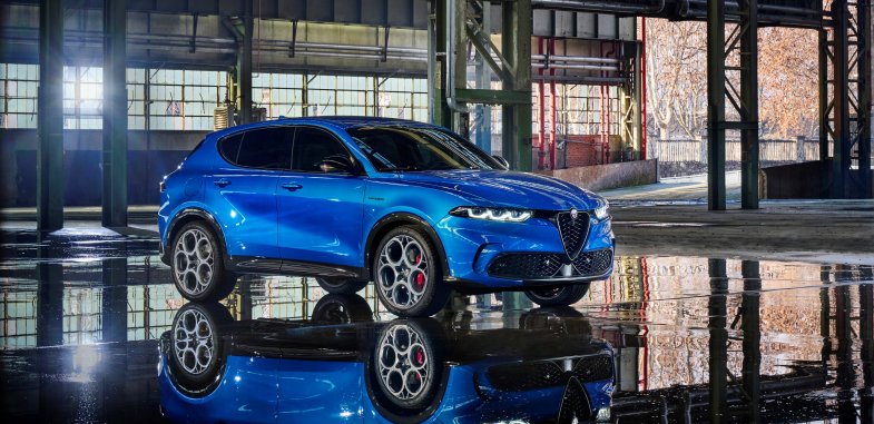 Alfa Romeo se dote enfin d’un SUV compact, hybride rechargeable qui plus est