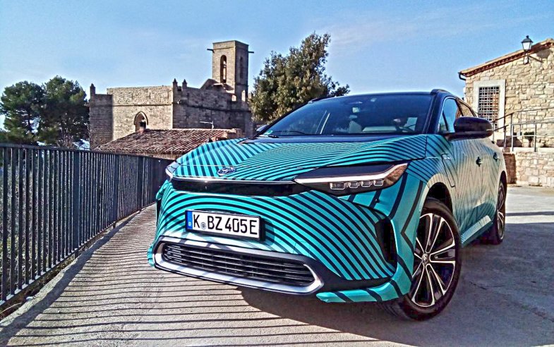 bZ4X, le premier véhicule électrique de Toyota, démontre ses capacités off-road