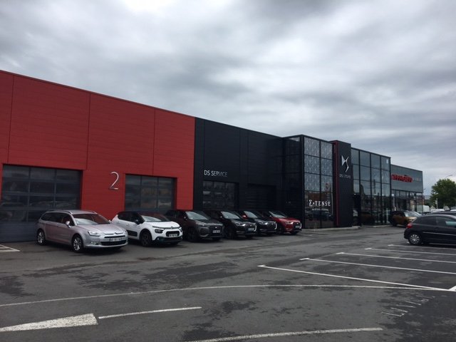 Distribuer ses véhicules et développer ses services aux clients avec ou sans son réseau : les deux écoles