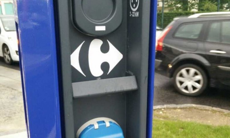 Carrefour Market va équiper ses 400 magasins en bornes de recharge