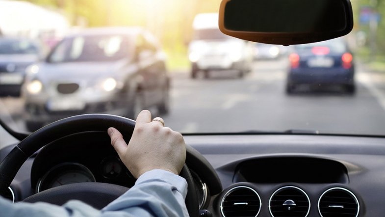 8 conducteurs sur 10 sont seuls en voiture le matin, selon une étude de Vinci