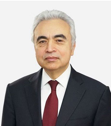 Les ventes de véhicules électriques explosent, les matières premières inquiètent, selon un rapport