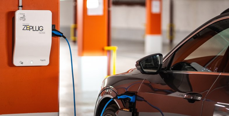 Bornes de recharge : les parkings extérieurs des logements collectifs en question