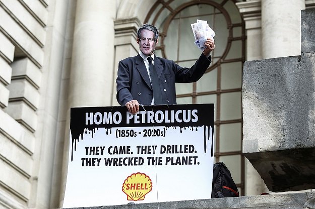 Des manifestants pour le climat bloquent la réunion des actionnaires de Shell