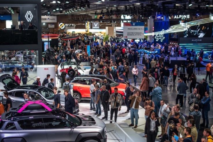 Mondial de l’auto 2022 : des visiteurs et des clients