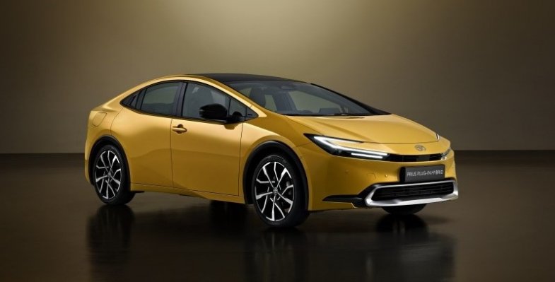 Toyota dévoile sa nouvelle Prius en plein débat sur les hybrides