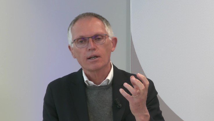 Comment le rapport annuel justifie la rémunération de Carlos Tavares