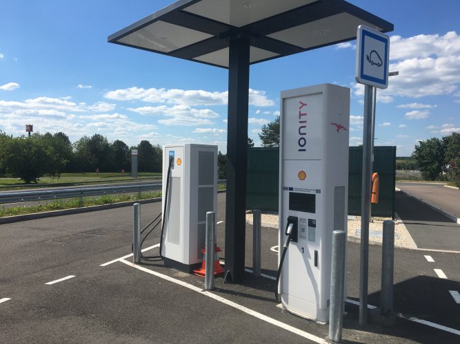 Bornes de recharge : quelles seront les obligations européennes du règlement "Afir" ?