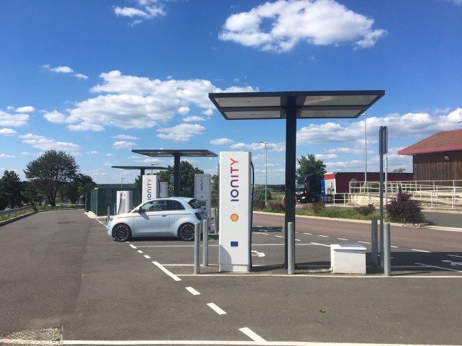 Au-delà des bornes de recharge, les compromis nécessaires sur les batteries et les prix