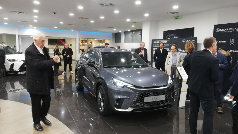 Lexus Etoile débute la commercialisation du SUV compact LBX