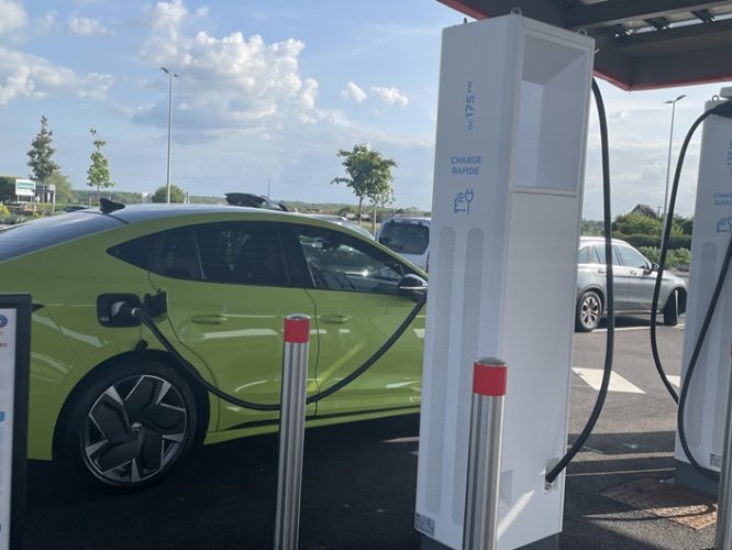 Une route encore semée d'embûches pour la voiture électrique en Europe