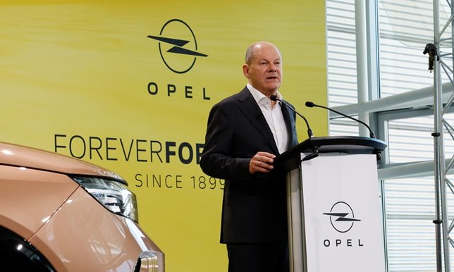 Pas question de "revenir en arrière" sur l'électrique, dit Olaf Scholz