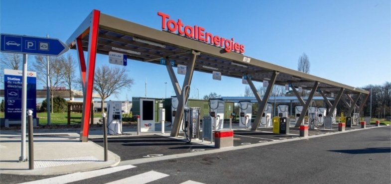 Recharge électrique : les opérateurs sur autoroute veulent profiter du chassé-croisé de l’été