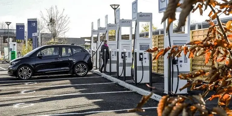 Voitures thermiques interdites en 2035 : les opérateurs de recharges craignent un "revirement"