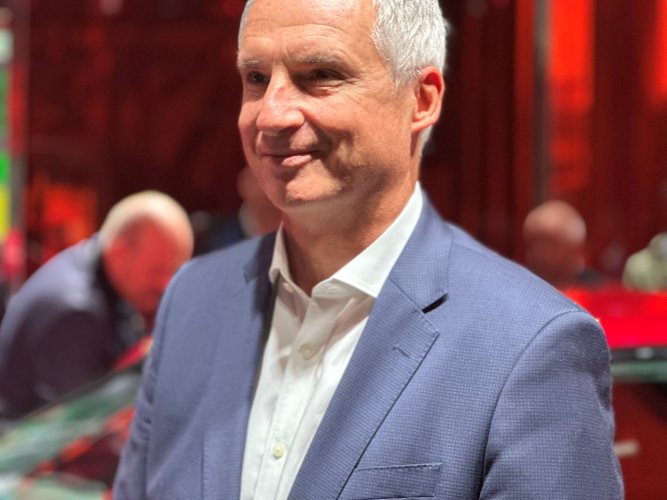 "Avec Clio, nous assumons un véhicule non électrique", souligne Fabrice Cambolive