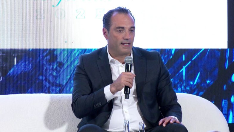 Antonio Filosa met le chiffre d’affaires en tête de ses objectifs quand Carlos Tavares mettait la marge opérationnelle